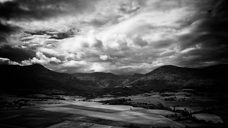 The plain beneath the roving clouds